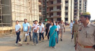 Inspected : हापुड़ में जिलाधिकारी कविता मीना ने निर्माणाधीन पुलिस लाइन और गौशाला का निरीक्षण किया