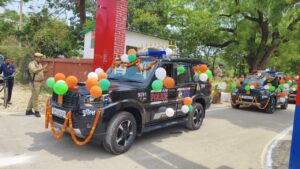 Strengthened the service : जौनपुर में एसएसपी ने डायल-112 वाहनों को हरी झंडी दिखाकर पुलिस सेवा मजबूत बनाई
