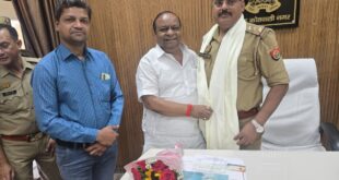 Expressed hope : कांग्रेस जिलाध्यक्ष राकेश त्यागी ने कोतवाल मनीष चौहान को सम्मानित कर कानून व्यवस्था सुधार की जताई उम्मीद