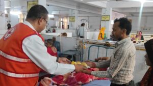 Red Cross Day : फतेहपुर में रेडक्रॉस दिवस पर अस्पताल में मरीजों को फल वितरण कर सेवा भावना का संदेश दिया गया