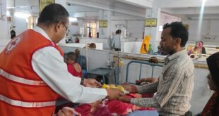 Red Cross Day : फतेहपुर में रेडक्रॉस दिवस पर अस्पताल में मरीजों को फल वितरण कर सेवा भावना का संदेश दिया गया