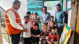 Educational for Children : फतेहपुर में रेडक्रॉस दिवस पर बच्चों को शैक्षणिक सामग्री व दवा वितरण कर सेवा का संदेश दिया गया