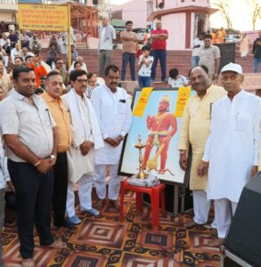 The recitation of the Sundarkand has concluded : शुकतीर्थ गंगा घाट पर मुरारी बापू की उपस्थिति से भव्य आरती और सुंदरकांड पाठ सम्पन्न