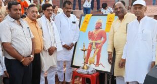The recitation of the Sundarkand has concluded : शुकतीर्थ गंगा घाट पर मुरारी बापू की उपस्थिति से भव्य आरती और सुंदरकांड पाठ सम्पन्न