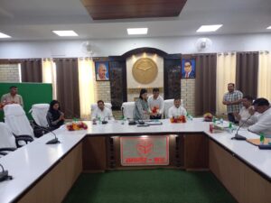 Meeting held : हापुड़ में सड़क निर्माण और चौड़ीकरण योजनाओं को लेकर विकास कार्यों की व्यापक समीक्षा बैठक आयोजित