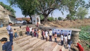 Sanitation program : जल संरक्षण जागरूकता अभियान के तहत निवाई माफी तालाब में चला श्रमदान और स्वच्छता कार्यक्रम
