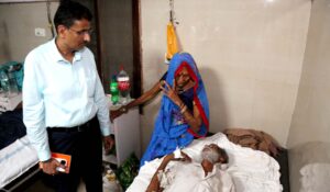 Pratap Narayan Yadav : कलेक्टर प्रताप नारायण यादव ने जिला चिकित्सालय पहुंचकर व्यवस्थाओं का निरीक्षण कर मरीजों से चर्चा की