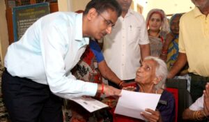 Pension for the Elderly Suspended : कलेक्टर प्रताप नारायण यादव ने वृद्धाश्रम पहुंचकर बुजुर्गों की बंद पेंशन दोबारा शुरू कराई आज