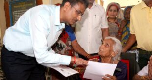 Pension for the Elderly Suspended : कलेक्टर प्रताप नारायण यादव ने वृद्धाश्रम पहुंचकर बुजुर्गों की बंद पेंशन दोबारा शुरू कराई आज