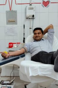 Blood Donation : फतेहपुर में रेड क्रॉस सोसाइटी की पहल से बची मरीज की जान, स्वैच्छिक रक्तदाता ने किया रक्तदान