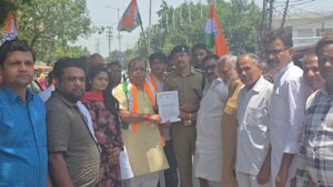 Demand for compensation : धौलाना में हिंसा पीड़ितों से मिलने जा रहे कांग्रेस प्रतिनिधिमंडल को पुलिस ने रोका, ज्ञापन सौंपकर की कार्रवाई व मुआवजे की मांग