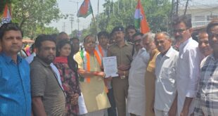 Demand for compensation : धौलाना में हिंसा पीड़ितों से मिलने जा रहे कांग्रेस प्रतिनिधिमंडल को पुलिस ने रोका, ज्ञापन सौंपकर की कार्रवाई व मुआवजे की मांग