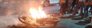 Painful death : हापुड़ के बागड़पुर फ्लाईओवर पर चलती बाइक बनी आग का गोला, युवक की दर्दनाक मौत