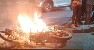 Painful death : हापुड़ के बागड़पुर फ्लाईओवर पर चलती बाइक बनी आग का गोला, युवक की दर्दनाक मौत