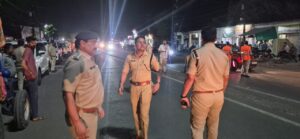 Strict Measures : दमोह में एसपी आनंद कलादगी सड़क पर उतरे, ट्रैफिक चेकिंग अभियान से यातायात व्यवस्था सख्त