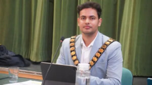 Deputy Mayor : हरियाणा के तुषार कुमार बने ब्रिटेन के सबसे युवा भारतीय मूल के मेयर, मां भी बनीं डिप्टी मेयर