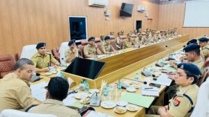 Review meeting completed : जौनपुर पुलिस लाइन में अपराध एवं कानून व्यवस्था समीक्षा बैठक सम्पन्न
