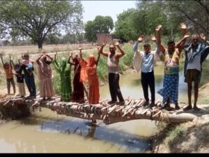 The villagers built permanent structures : सुजानपुर नहर का जर्जर लकड़ी पुल बना जानलेवा, ग्रामीणों ने पक्के पुल की मांग उठाई
