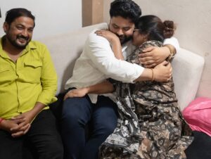 He clung to his mother and wept : बलिया के राज सिंह को सीबीआई कोर्ट से राहत, घर लौटते ही मां से लिपटकर रोए
