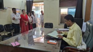 Notice Issued : दमोह में कलेक्टर सख्त, अनुपस्थित अधिकारियों पर कार्रवाई, 24 कर्मचारियों को नोटिस जारी