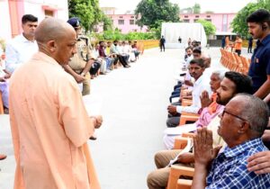 Darshan and Service to Cows : गोरखपुर में सीएम योगी आदित्यनाथ के दौरे का दूसरा दिन, गोरखनाथ मंदिर में जनता दर्शन और गौ सेवा