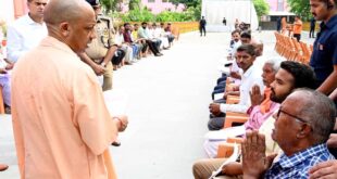 Darshan and Service to Cows : गोरखपुर में सीएम योगी आदित्यनाथ के दौरे का दूसरा दिन, गोरखनाथ मंदिर में जनता दर्शन और गौ सेवा