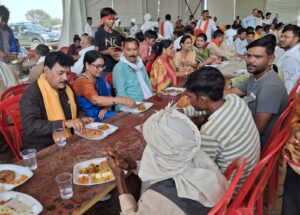 Partook of the Prasad : गया धाम पूजा एवं मानस पाठ संकीर्तन में उमड़ा जनसैलाब, हजारों श्रद्धालुओं ने ग्रहण किया प्रसाद