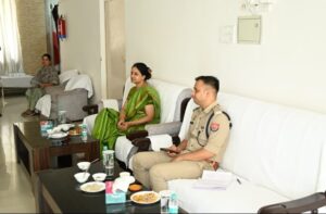 Emphasis on Solutions : फतेहपुर पुलिस लाइन गेस्ट हाउस में जनप्रतिनिधियों और प्रशासन की बैठक, समस्याओं के त्वरित समाधान पर जोर