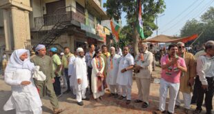 Water Camp : कांग्रेसियों ने की मुस्लिम समाज पर पुष्पवर्षा, गले मिल दी "ईद उल अजहा" की मुबारकबाद, लगाया जल शिविर कैंप
