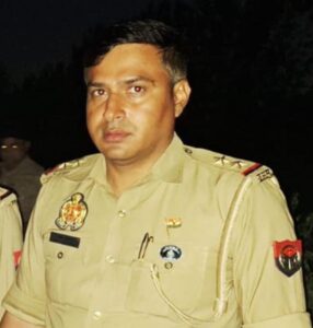 Mohit Chaudhary : खराब मौसम में सुरक्षा के लिए लगातार जागरूक कर रहे छपार थानाध्यक्ष मोहित चौधरी