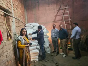 Quintals of Kachri Seized : हापुड़ में खाद्य सुरक्षा विभाग की बड़ी कार्रवाई, प्रतिबंधित रंग से बनी 13 कुंतल कचरी जब्त