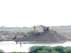 Both farmers are distressed : साड़ी खंड बालू खदान में अवैध खनन से केन नदी और किसान दोनों परेशान लगातार