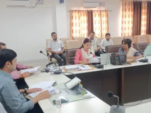 Strictness : रानी लक्ष्मीबाई महिला एवं बाल सम्मान कोष योजना की जिलाधिकारी ने की समीक्षा, लंबित प्रकरणों पर जताई सख्ती