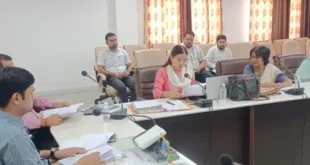 Strictness : रानी लक्ष्मीबाई महिला एवं बाल सम्मान कोष योजना की जिलाधिकारी ने की समीक्षा, लंबित प्रकरणों पर जताई सख्ती