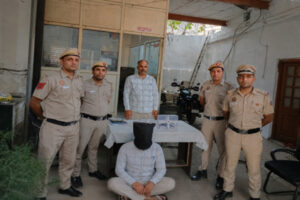 Cartridges recovered : दिल्ली: सोशल मीडिया पर लहराकर दहशत फैलाने वाला युवक गिरफ्तार, हथियार व कारतूस बरामद