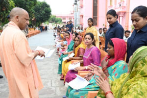 Land-related : जनता दर्शन : भूमि संबंधी प्रकरणों में लापरवाही पर सीएम योगी सख्त, अधिकारियों को दिए निर्देश
