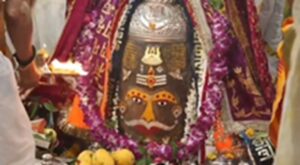 A sea of ​​devotees : उज्जैन: निर्जला एकादशी पर वैष्णव तिलक से सजे बाबा महाकाल, भस्म आरती में उमड़ा भक्तों का सैलाब