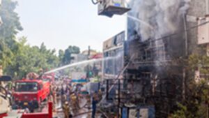 FIR against named individuals : लखनऊ हादसे के बाद एक्शन में सरकार : 4 नामजद पर एफआईआर, सील किए 5 प्रतिष्ठान, 22 पर गिरी गाज