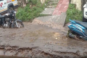 Debris and stones : उत्तराखंड: चमोली में अतिवृष्टि बनी आफत, सड़कों और दुकानों में भरा मलबा और पत्थर