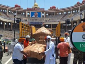 Magnificent golden palanquin : भारत से ननकाना साहिब भेजी गई भव्य गोल्डन पालकी, अटारी-वाघा बॉर्डर से पाकिस्तान के लिए हुई रवाना