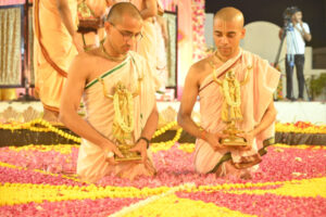 The festive buzz : श्री श्री कृष्ण बलराम ने किया 500 किलो पुष्प पंखुड़ियों से सजे दिव्य कुंड मे जल विहार, दही चिड़ा महोत्सव की धूम