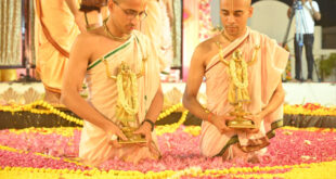 The festive buzz : श्री श्री कृष्ण बलराम ने किया 500 किलो पुष्प पंखुड़ियों से सजे दिव्य कुंड मे जल विहार, दही चिड़ा महोत्सव की धूम