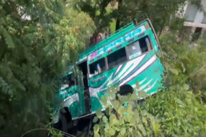 Devotees injured : जम्मू-कश्मीर के कठुआ में खाई में गिरी मिनीबस, 23 श्रद्धालु घायल, दो की हालत गंभीर