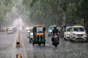 Drop in temperature : दिल्ली-एनसीआर में बदला मौसम का मिजाज, तापमान गिरने से मिलेगी राहत