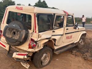 Patrol Bolero : लालसोट में दर्दनाक हादसा : तेज रफ्तार ट्रेलर ने पुलिस की गश्ती बोलेरो को मारी टक्कर, दोनों वाहन 20 फीट गहरी खाई में पलटे, 3 पुलिसकर्मी घायल