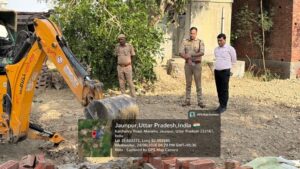 Village community land : मड़ियाहूं में प्रशासन का सख्त अभियान, ग्राम समाज भूमि से हटाए गए अवैध कब्जे