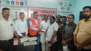 Masks Distributed : स्वच्छताग्राहियों के स्वास्थ्य संरक्षण हेतु हीटवेव जागरूकता अभियान चलाकर औषधि एवं मास्क वितरित