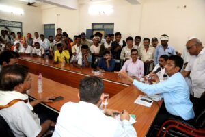 By reducing for farmers : कलेक्टर यादव का मंडी निरीक्षण, तुलाई दर घटाकर किसानों को राहत दी गई