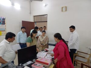 Necessary instructions : जिलाधिकारी कविता मीना ने कलेक्ट्रेट कार्यालयों का औचक निरीक्षण कर दिए आवश्यक निर्देश
