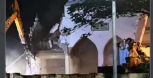 Shrine and Mosque : काशी रेलवे स्टेशन परिसर में पुनर्विकास के तहत मजार व मस्जिद हटाई गई कार्रवाई